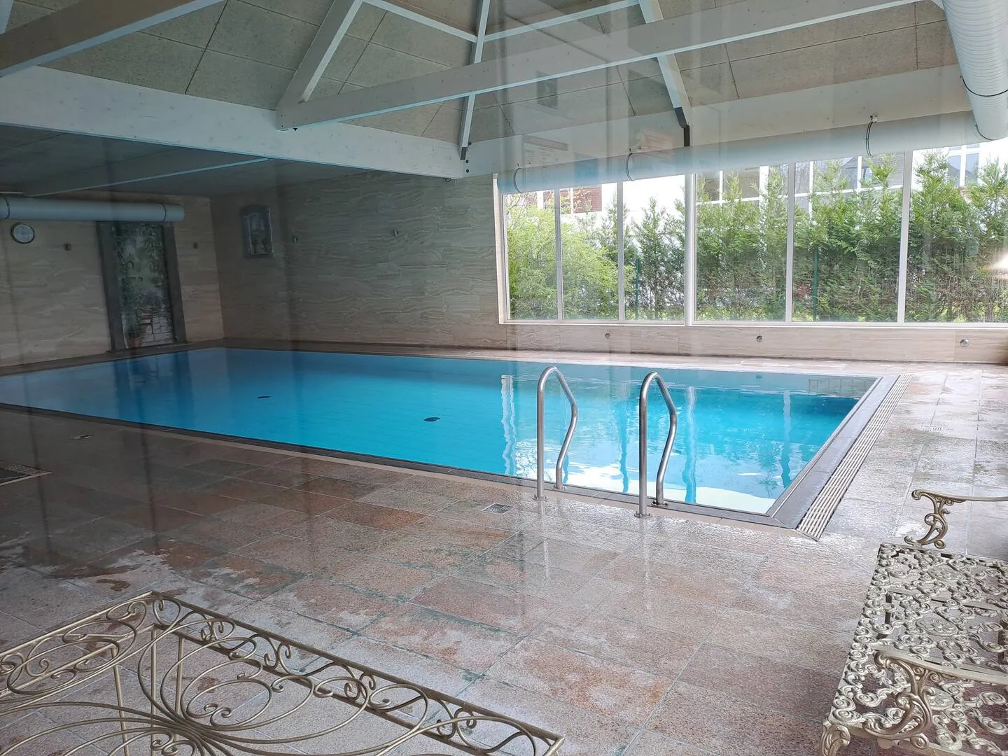 Photo 2 de Maison avec jardin et piscine couverte – Groffliers